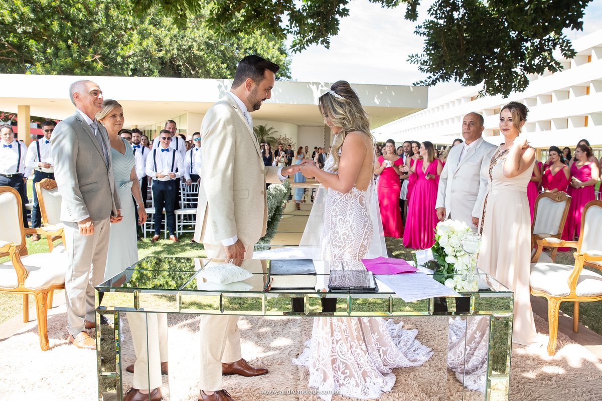 Julia ao final dos votos coloca a aliança no dedo de seu amado marido.