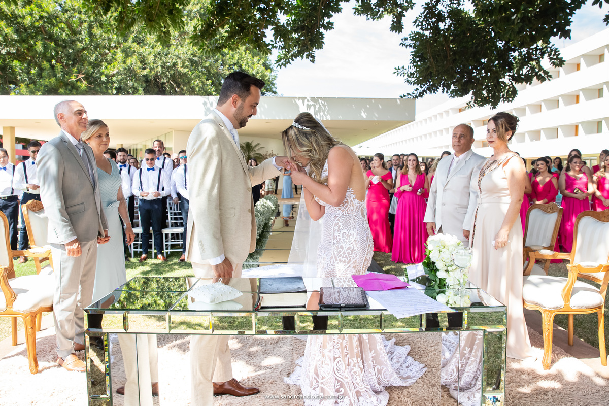 E com um beijo na mão dele, encerra os votos e a troca de aliança dela.