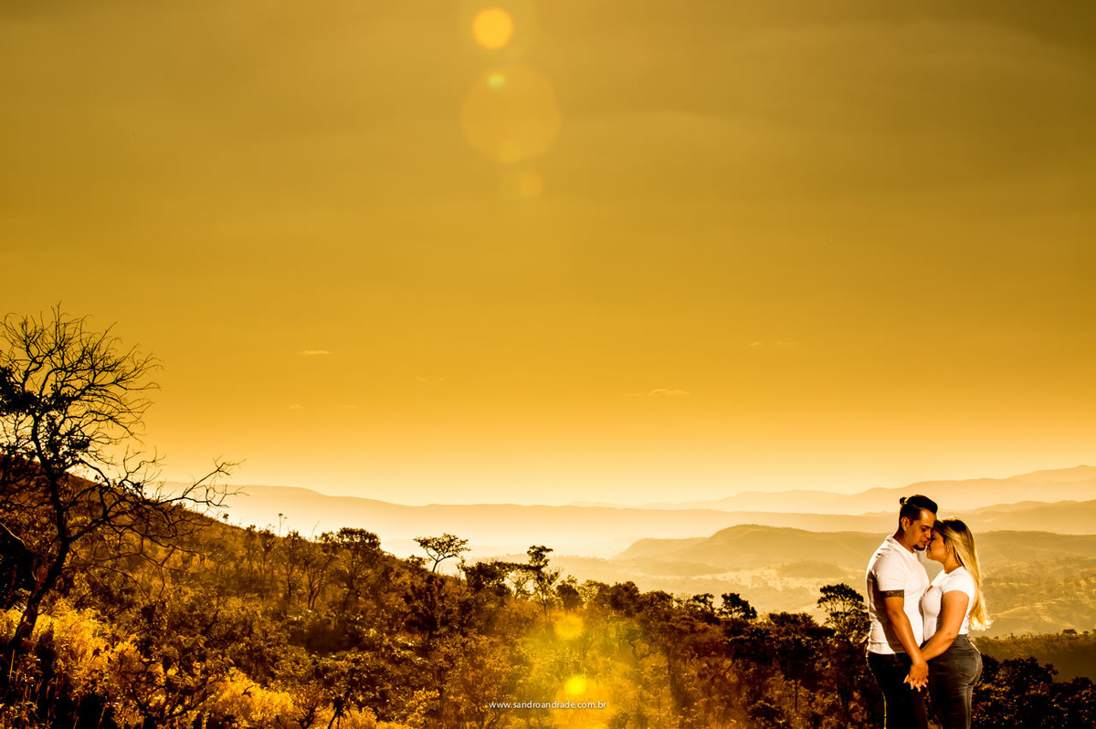 Um lindo casal em um por do sol mais lindo ainda