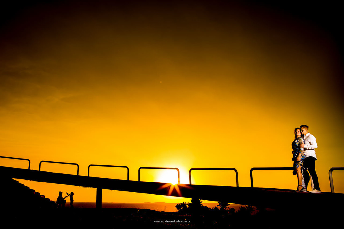 fotografia é arte, noivos com os filhos brincando ao fundo, fotografia de momento família