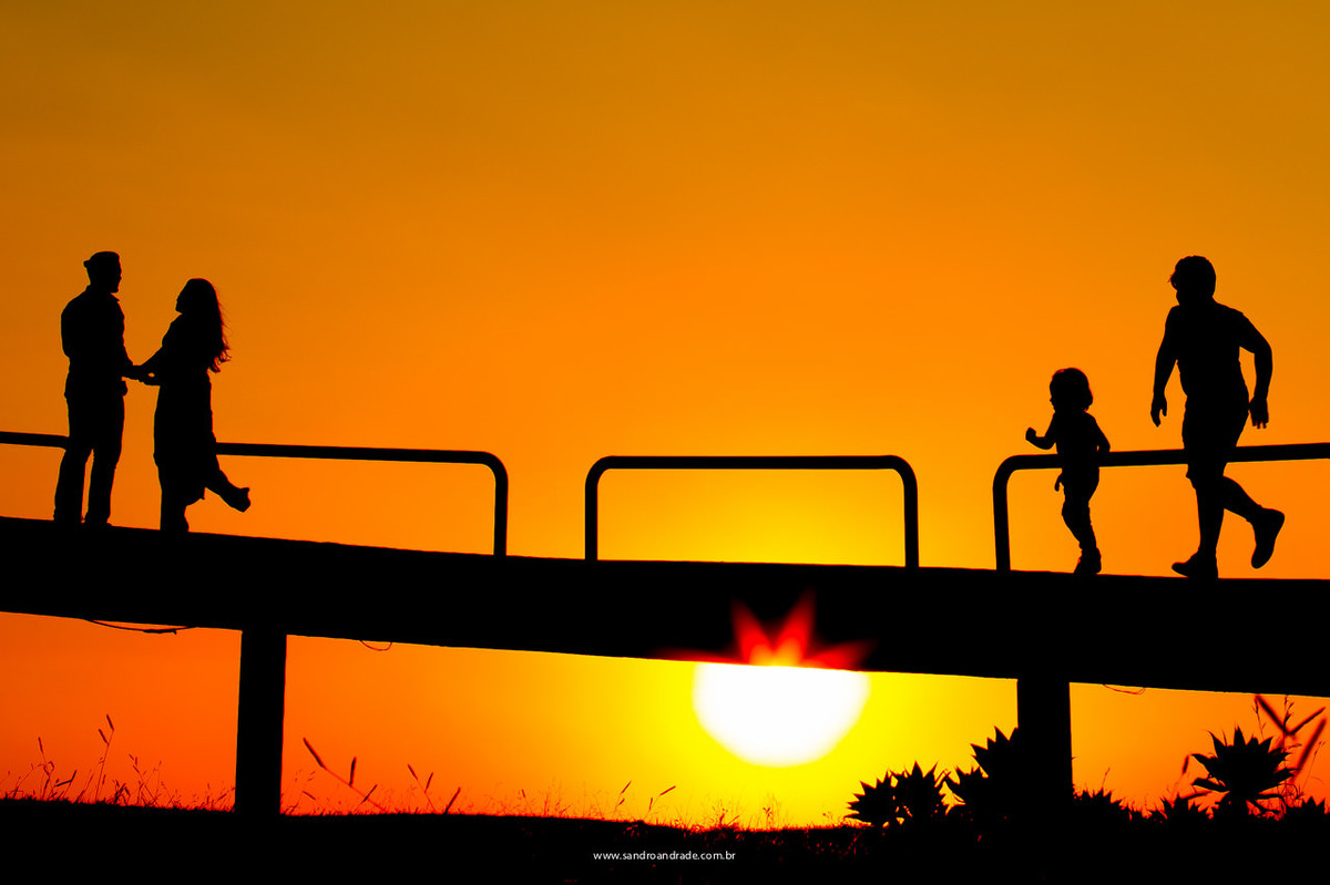composição perfeita de uma família e um lindo por do sol