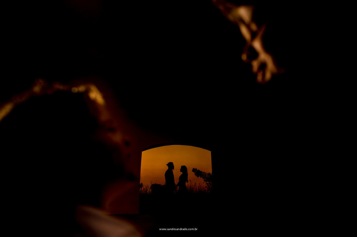 Familia, os pais ao fundo e seus filhos brincando a frente, fotografia criativa