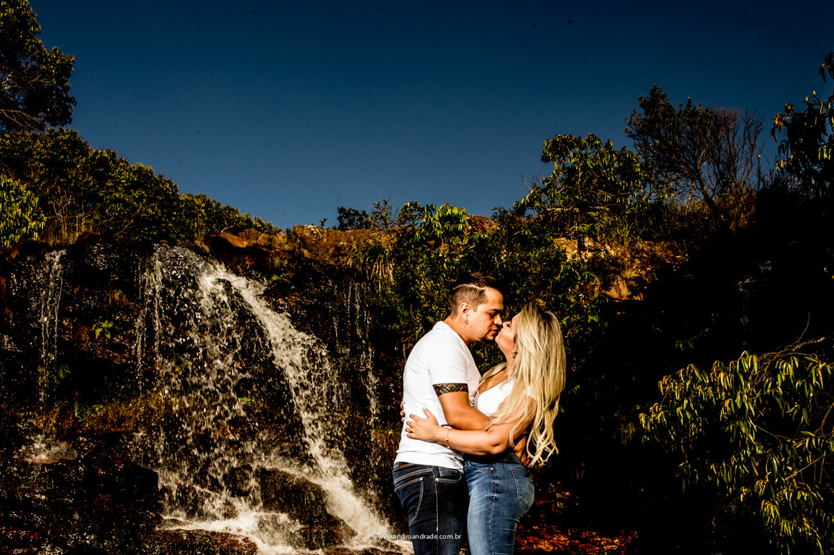 Fotografia na cachoeira, ensaio pre casamento dos noivos