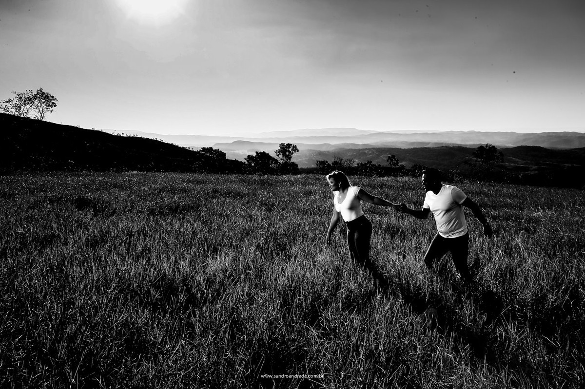 Casal anda junto, corre junto, sempre de mãos dadas.