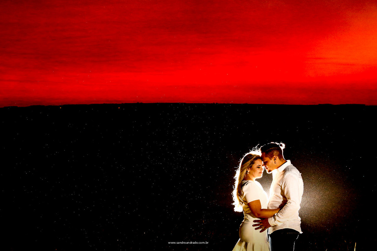 Contraste, noivos de branco com o vermelho do ceu