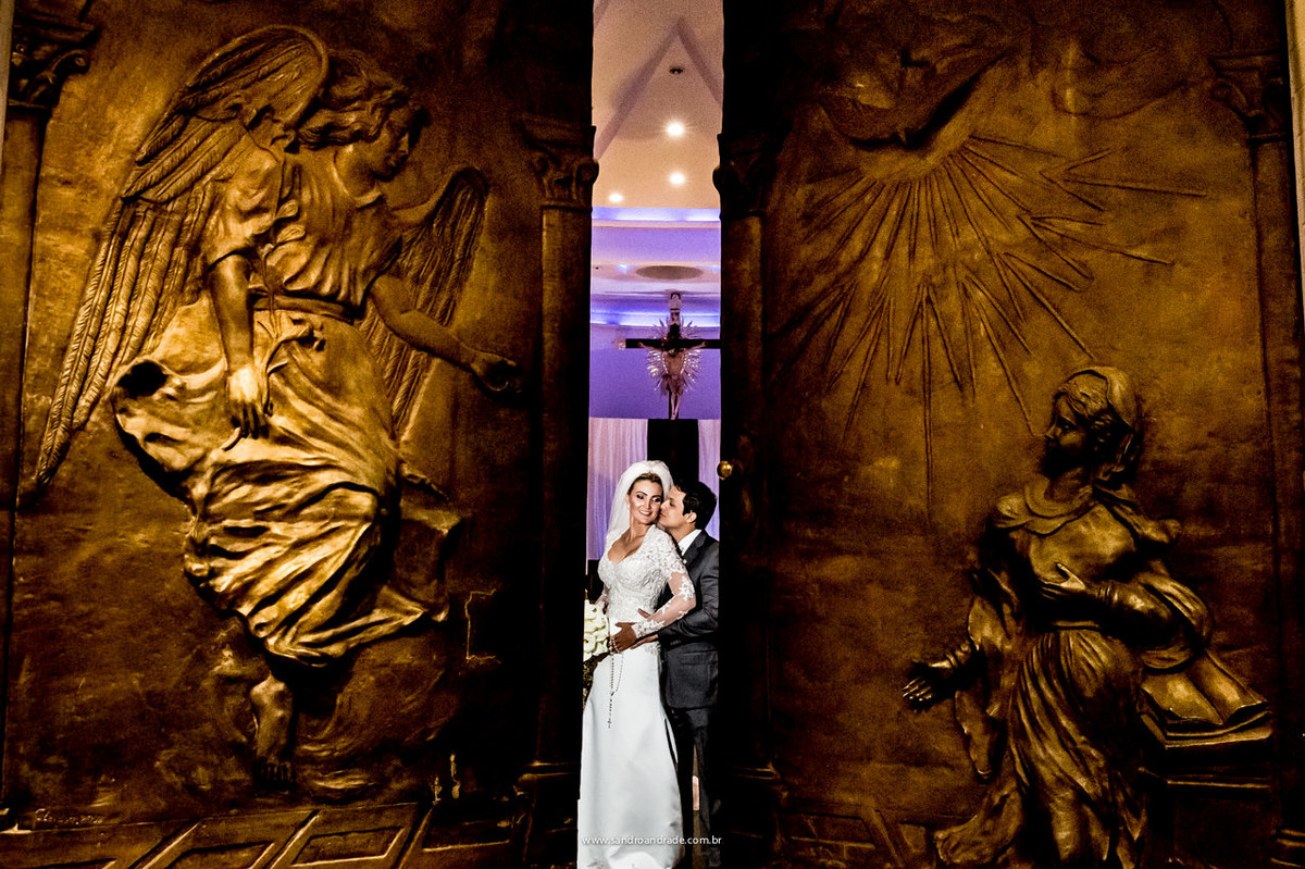 sarah e amir, o beijo delicado em sua amada, agora esposa, portas de bronze da paroquia nossa senhora do lago, lago sul