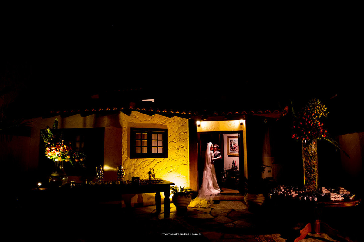 os noivos chegaram em sua linda festa intismista na residência do casal