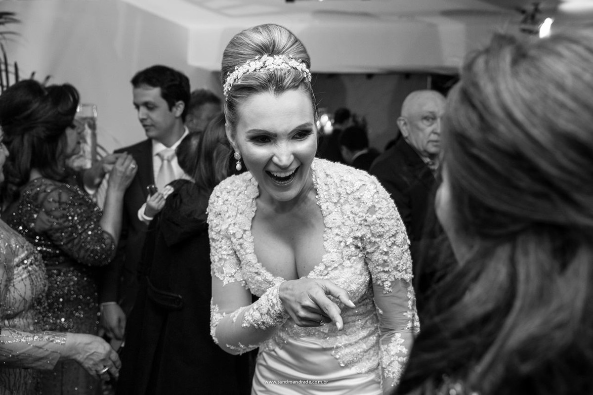 Felicidade da noiva enquanto comprimento os convidados