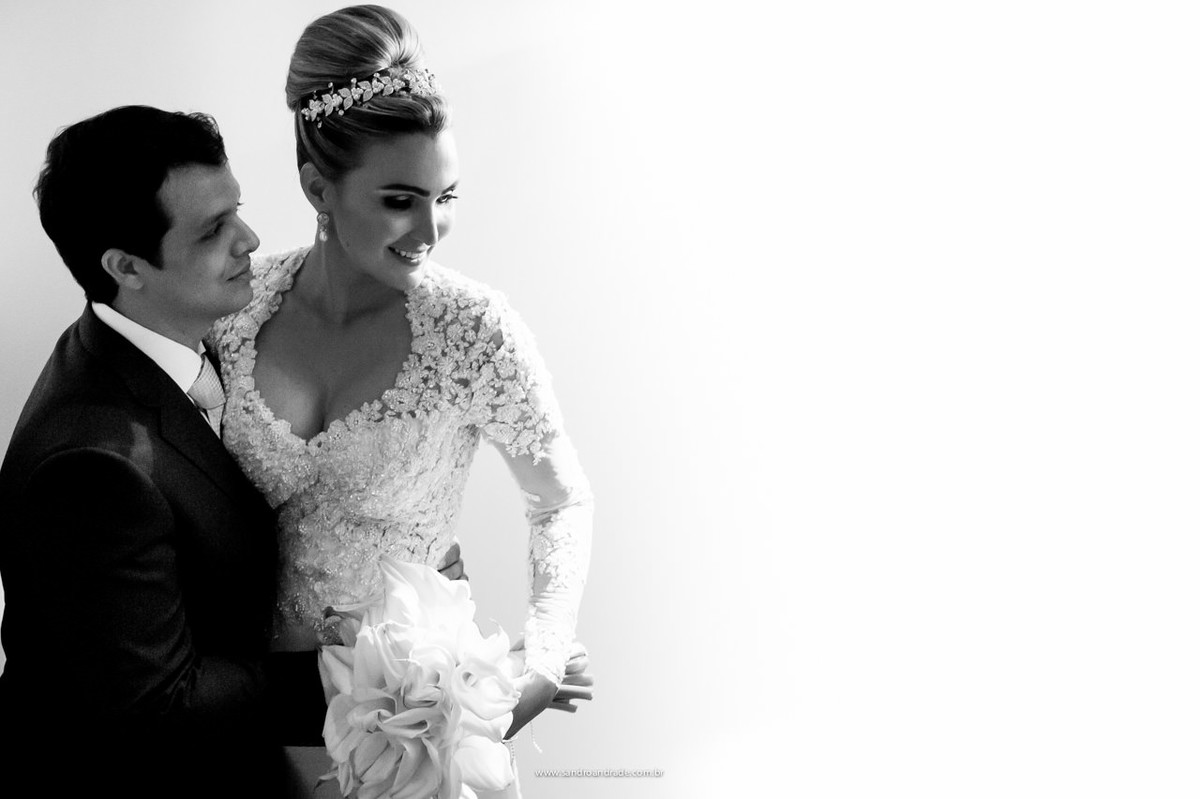 o noivo admirando sua linda esposa