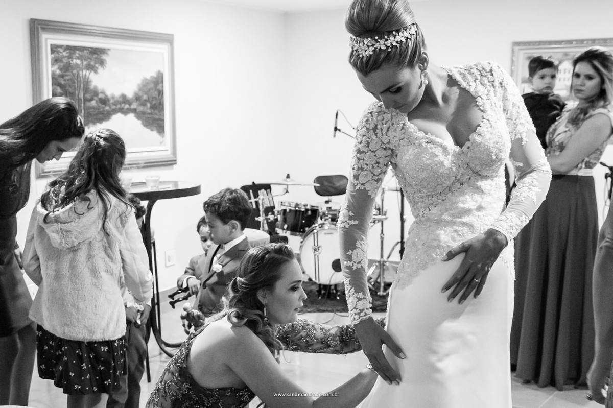 irma da noiva ajustando o vestido de noiva dela na festa de casamento, detalhe vestido desenhado pela própria noiva que é engenheira
