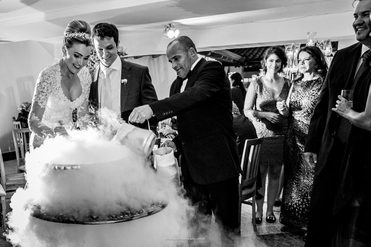 os noivos fazendo seu primeiro sorvete juntos para servir aos seus convidados, amigos, familiares e padrinhos