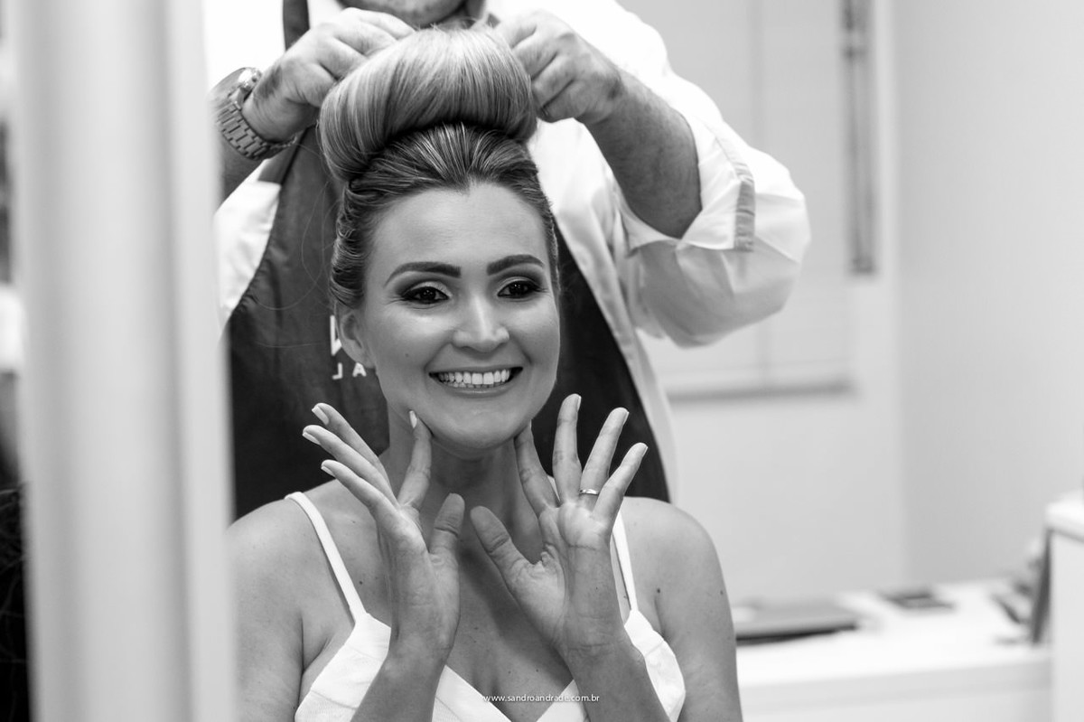 Sarah e sua reação ao ver o seu penteado ficando do jeitinho que ela sonhou