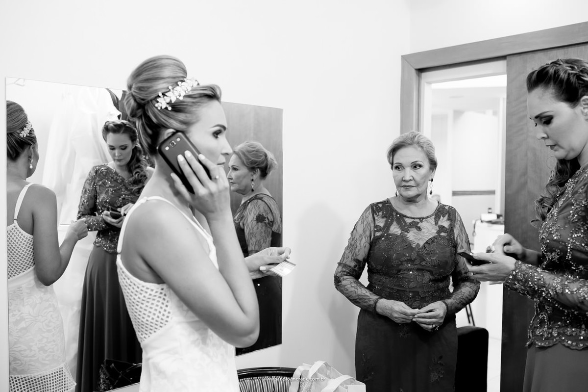 A noiva com sua mae e irma, últimos detalhes antes de se arrumar