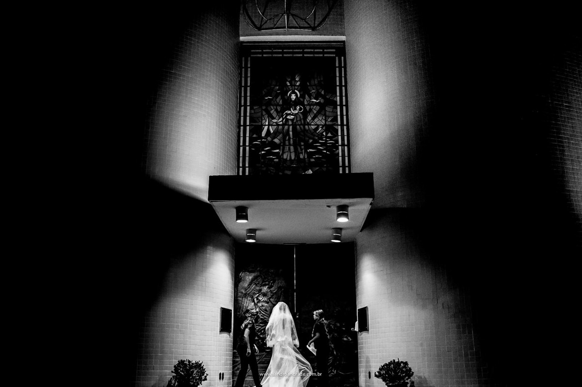 A noiva se preparando para entrar na igreja nossa senhora do lago, lago sul brasilia