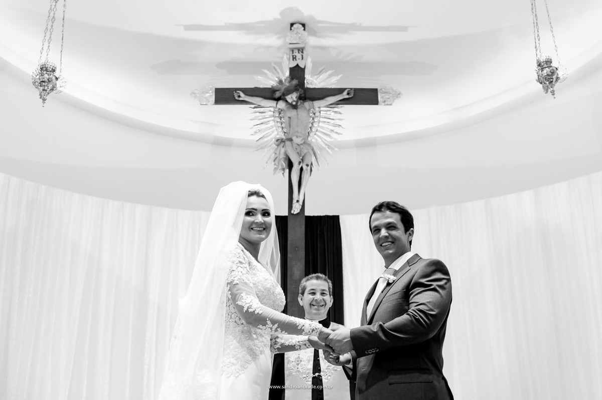 linda fotografia os noivas em sua cerimonia de casamento religioso, fotografia de momento, fotojornalismo de casamento, durante a entrada das alianças