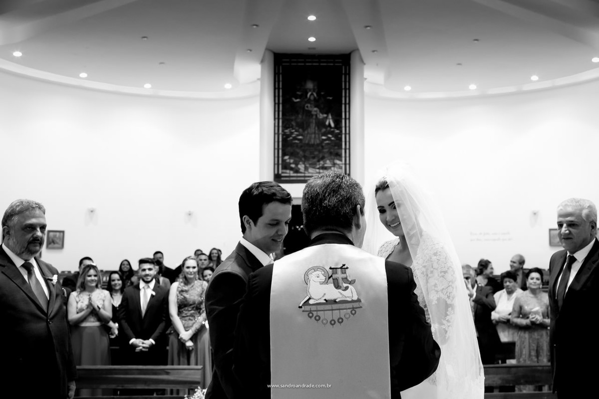 troca das alianças em cerimonia religiosa na igreja católica