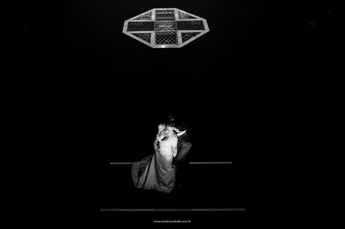 Linda fotografia dos noivos em preto e branco