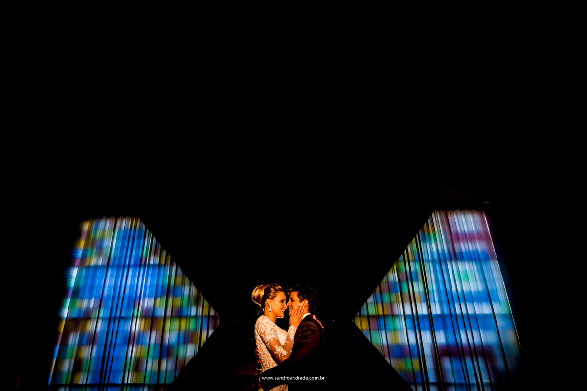 Vitrais coloridos na igreja e o amor