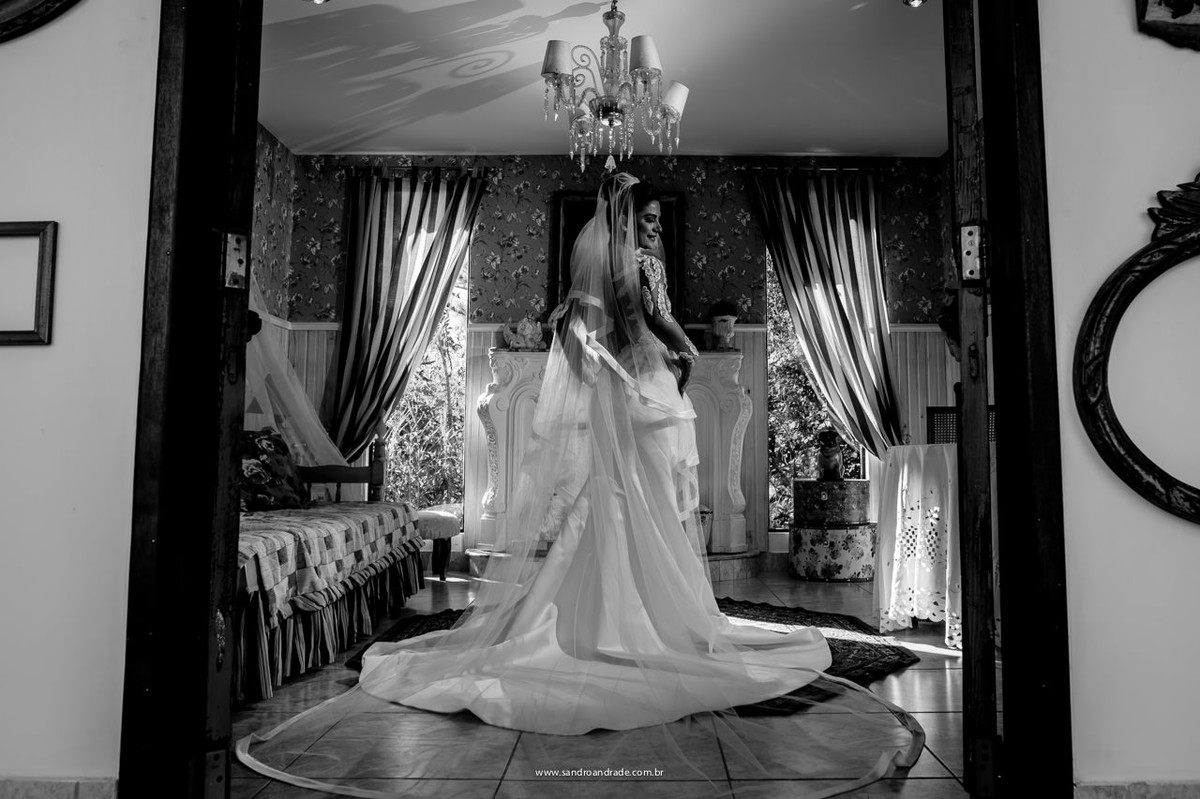 na suite do casal no local do casamento, a noiva exibe seu vestido na vila giardini, brasilia-df