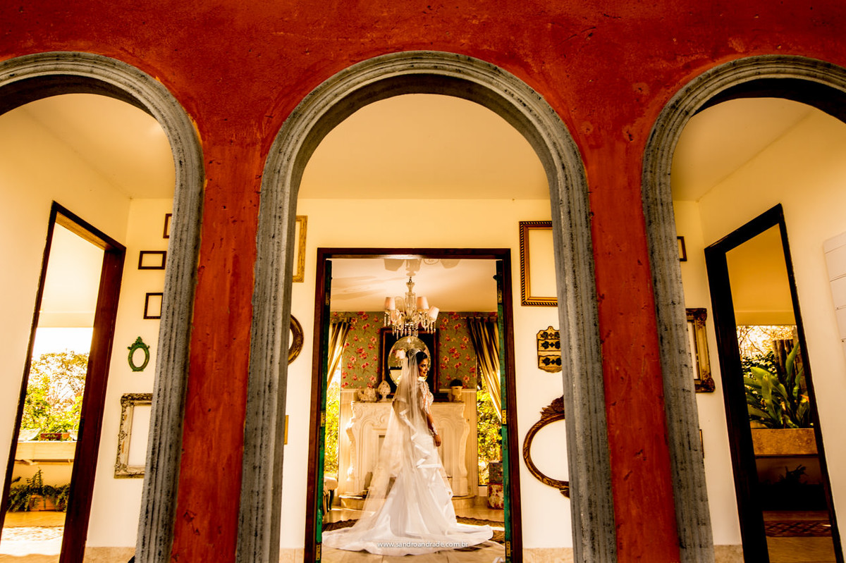 Uma linda composição da noiva com a frente da suite do casal