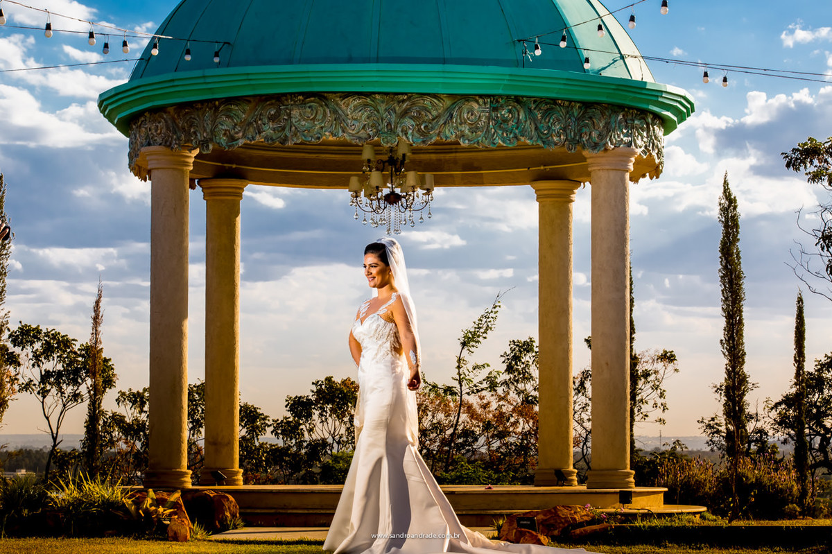 No gazebo toda linda, onde será realizada sua cerimonia religiosa, que será fotografada por um dos melhores fotógrafos de casamento do brasil