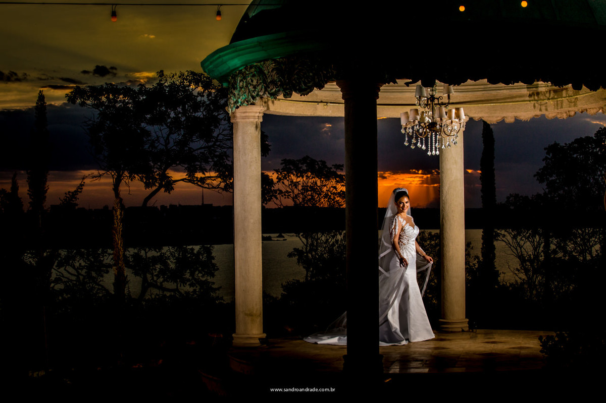 uma linda fotografia de casamento, um por do sol lindo na capital federal do brasil