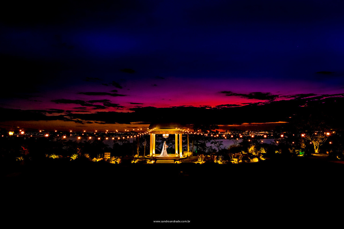 sandro andrade, um fotografo premiado com seus lindos e emocionantes casamentos, vista de Brasilia, céu roxo em brasilia, previa de noiva julieta a espera de seu amado, seu romeu