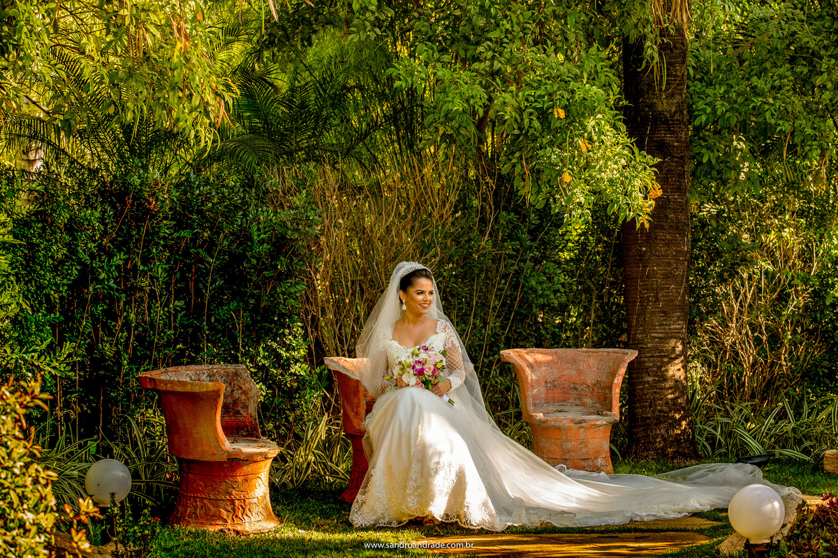 Linda fotografia feita por um dos melhores fotógrafos do DF, a noiva está sentada em um dos banquinhos, esta imagem é de uma cor linda e vibrante.