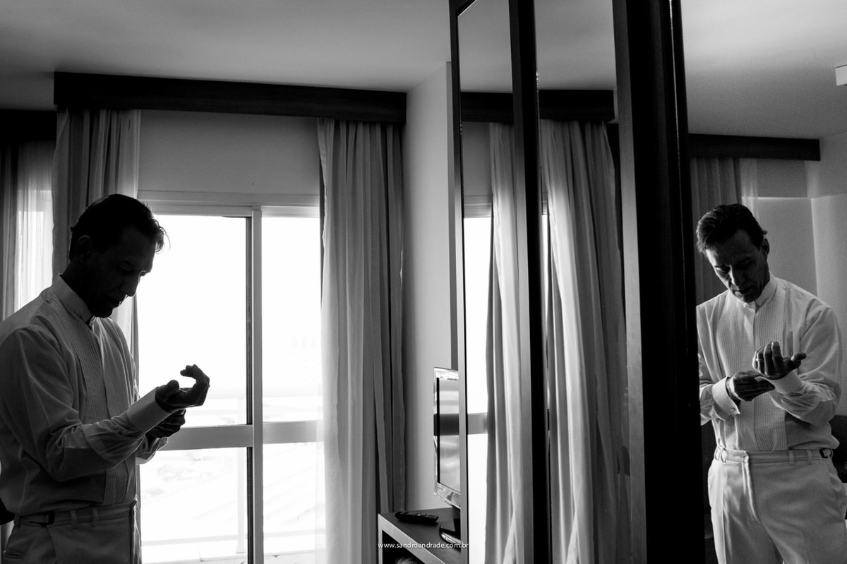 O noivo começou a se vestir para seu casamento