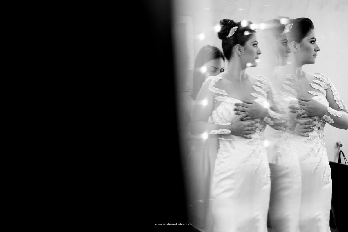 Se vestindo com o seu lindo vestido de noiva, um modelo fernando peixoto