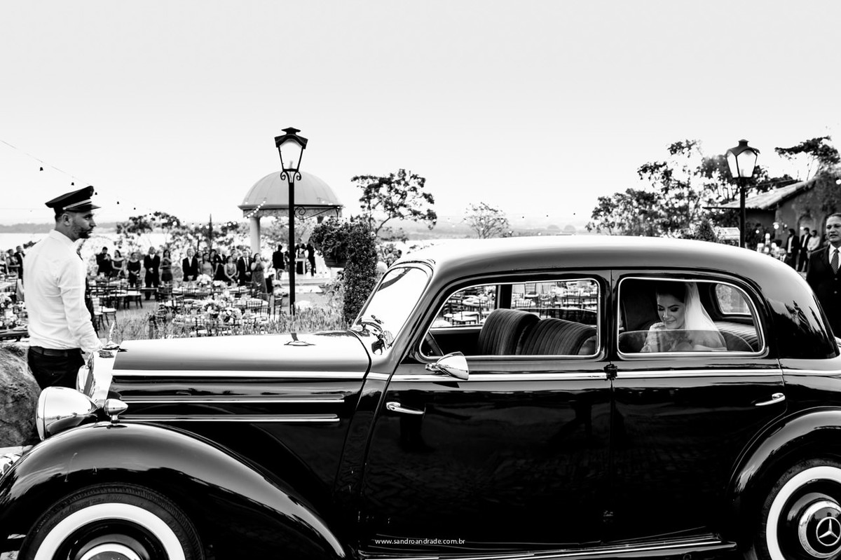 A noiva chegou em um lindo mercedes 1950