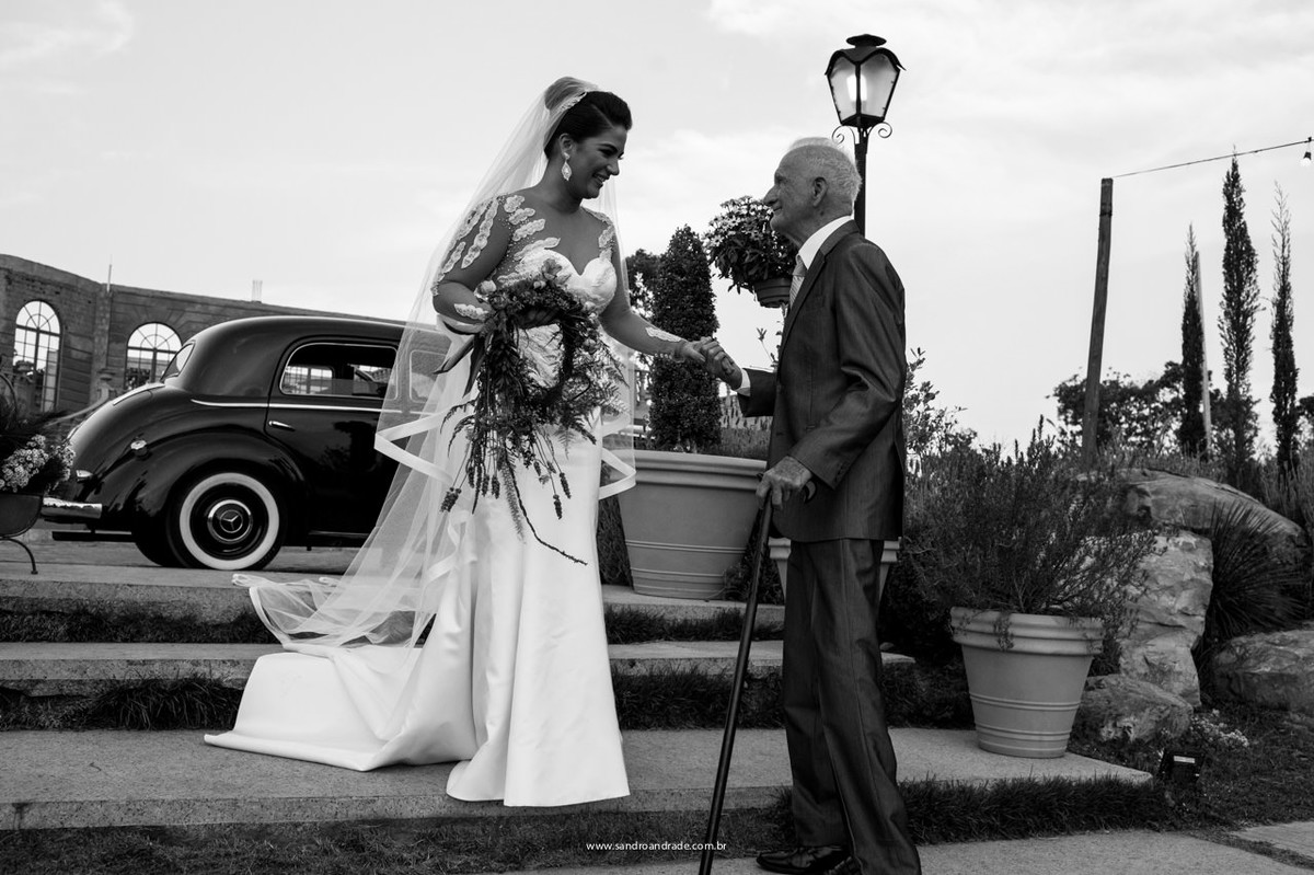 A noiva e seu pai antes da entrada e ele admira sua linda filha de noiva