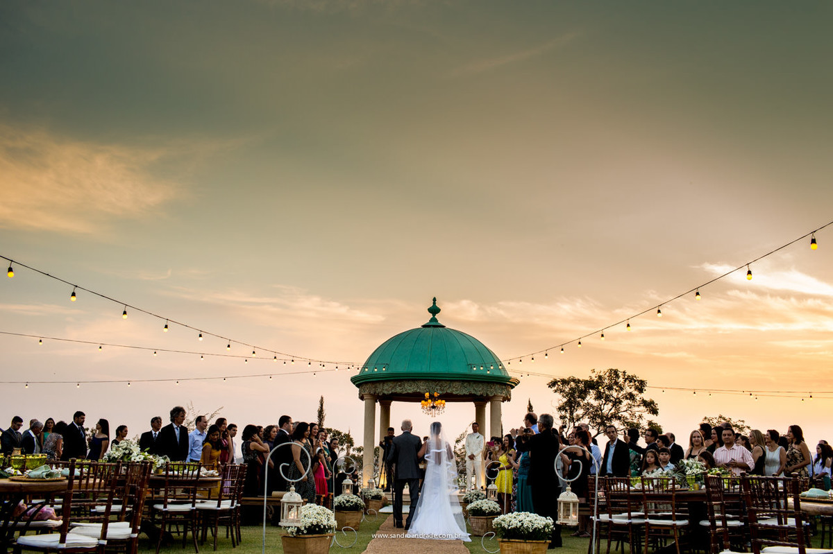 entrada da noiva com o pai na vila giardini