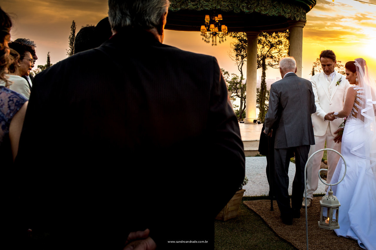 sob o olhar dos convidados ele a conduzira pela mão