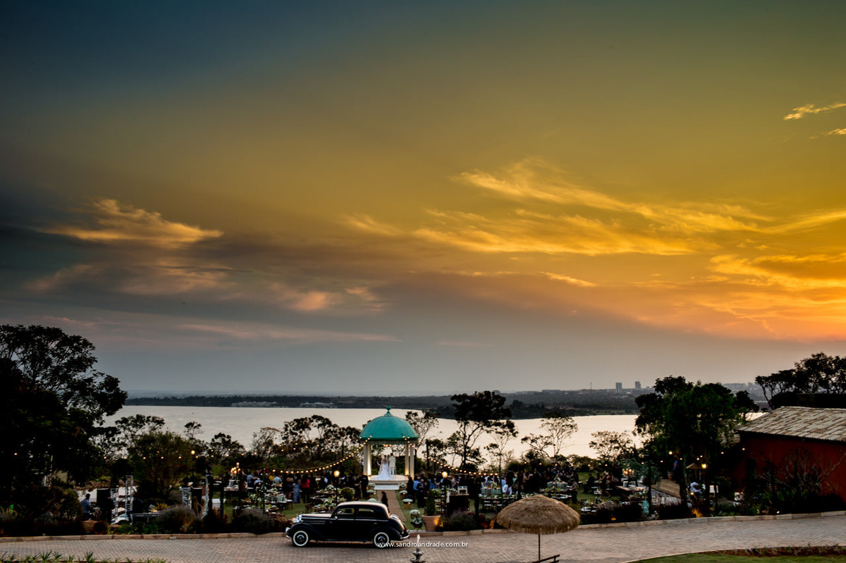 cerimonia de casamento com um lindo por do sol dos noivos julieta e odenir na vila giardini em brasilia-df
