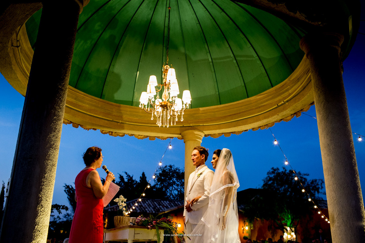 A irmã do noivo realiza a cerimonia religiosa
