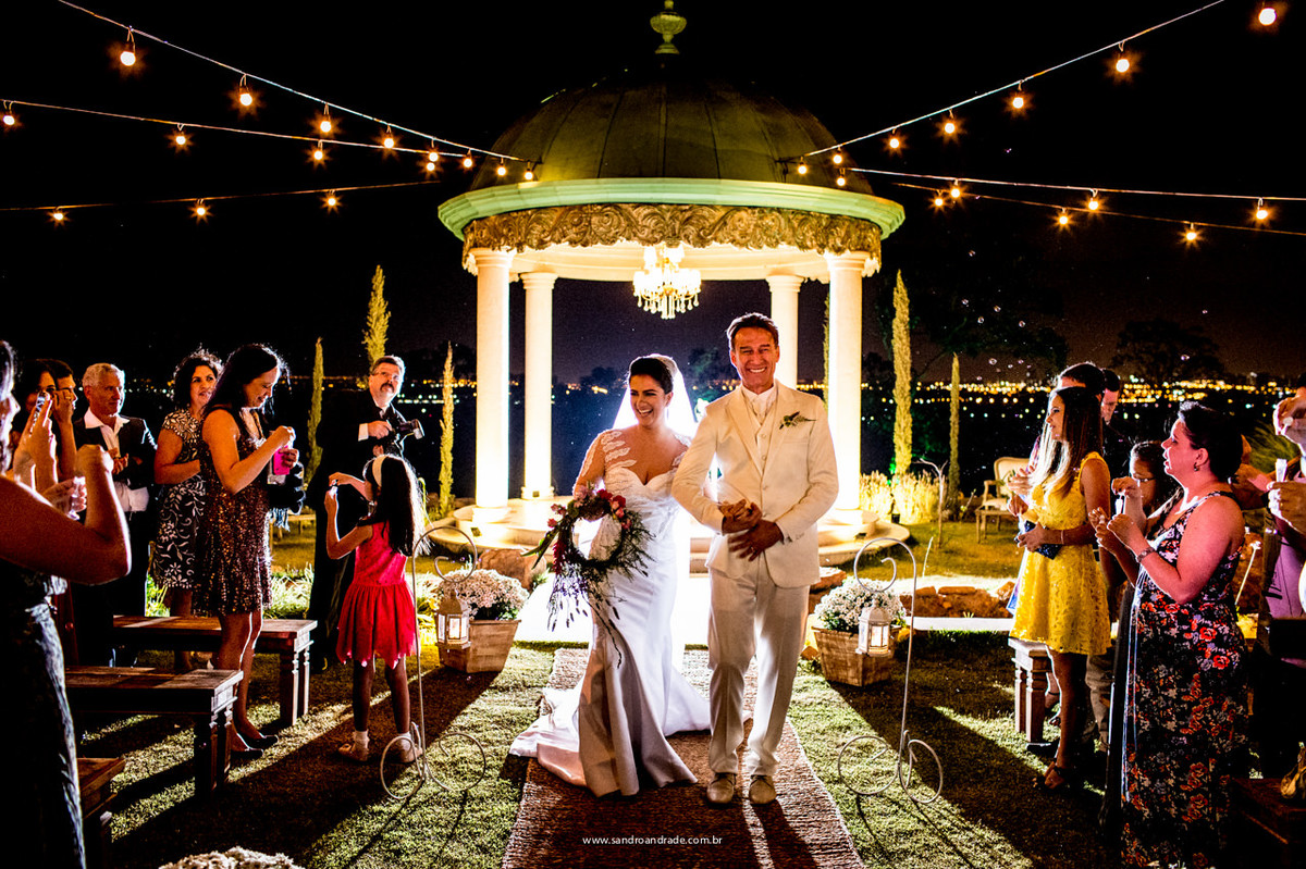 todos vão ao delirio com o beijo dos noivos na saída