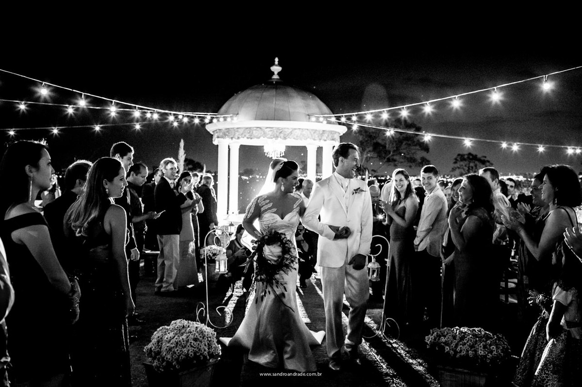 Saída dos noivos Julieta e Odenir, cerimonia realizada no Gazebo da Villa Giardini