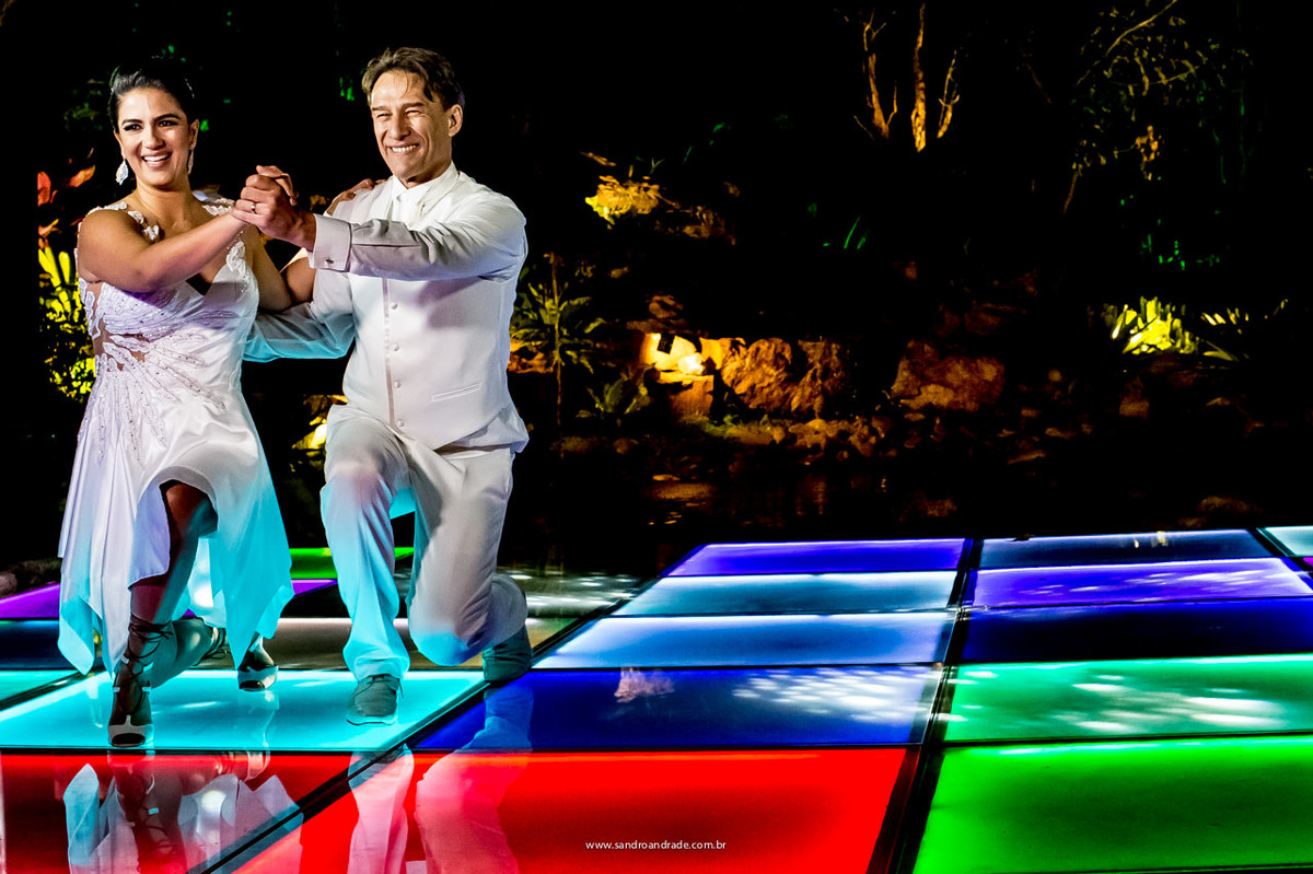 Felizes eles olham para seus convidados, parentes e amigos