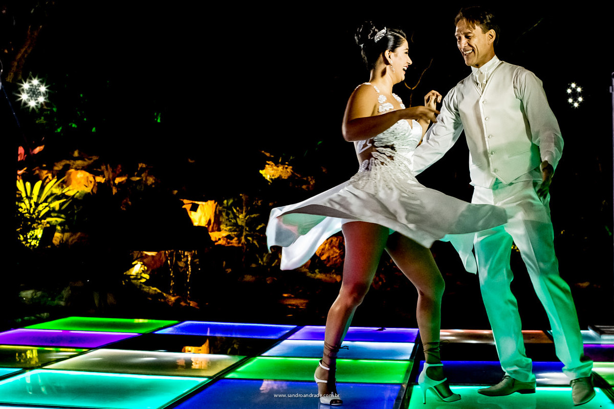 Essa menina mulher que dança e roda a saia do seu vestido