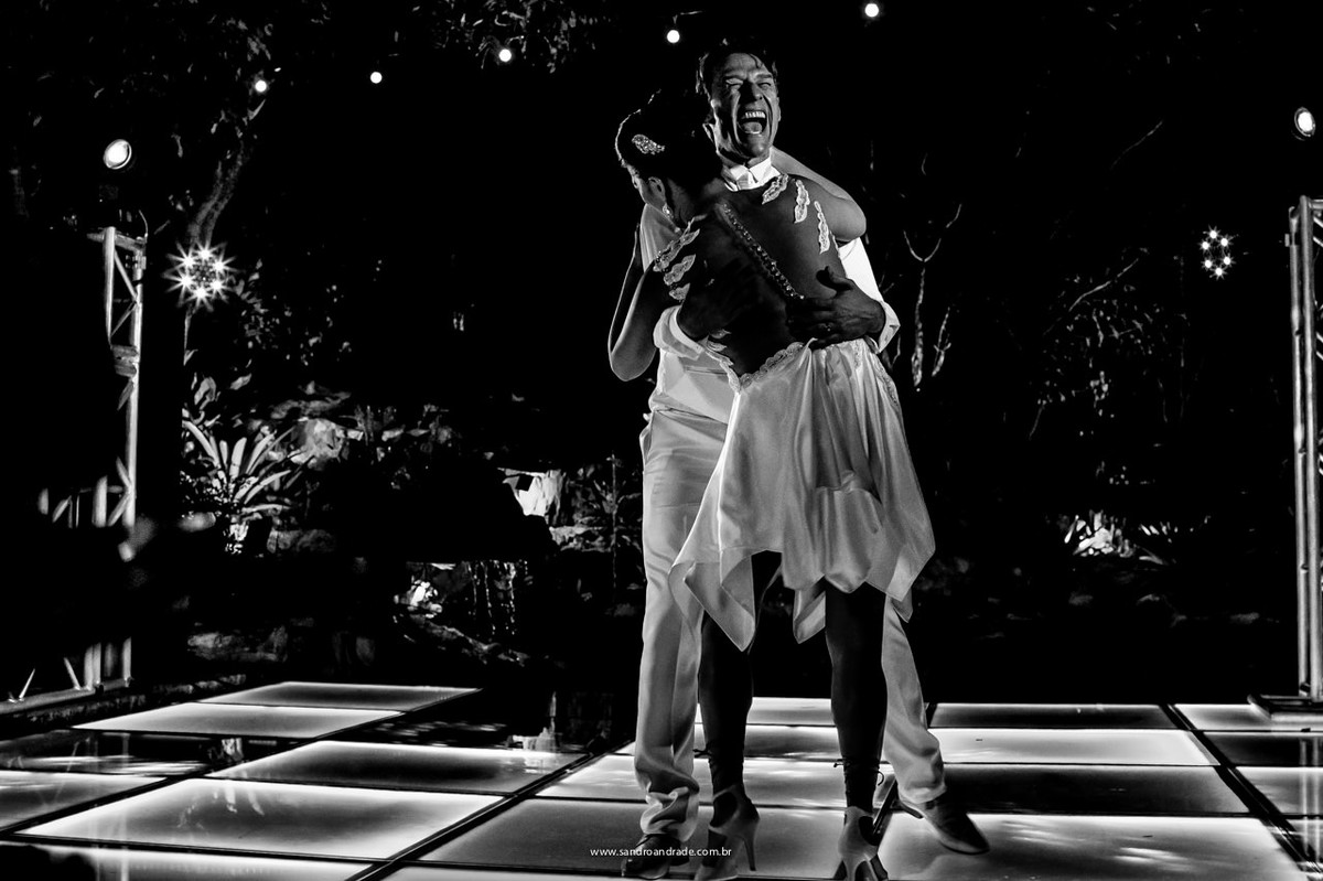 Felicidade extrema do noivo com sua amada nos braços