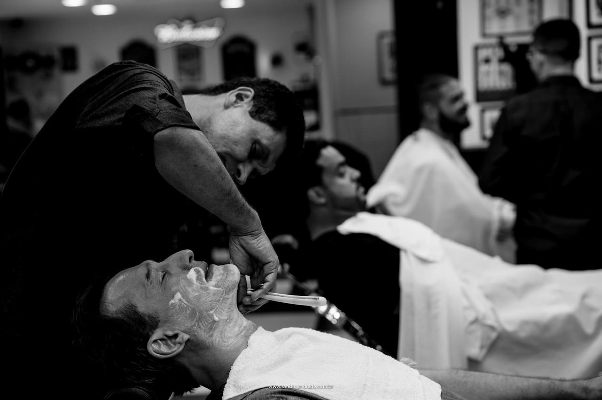 Making of do noivo na barbearia, noivo fazendo a barba