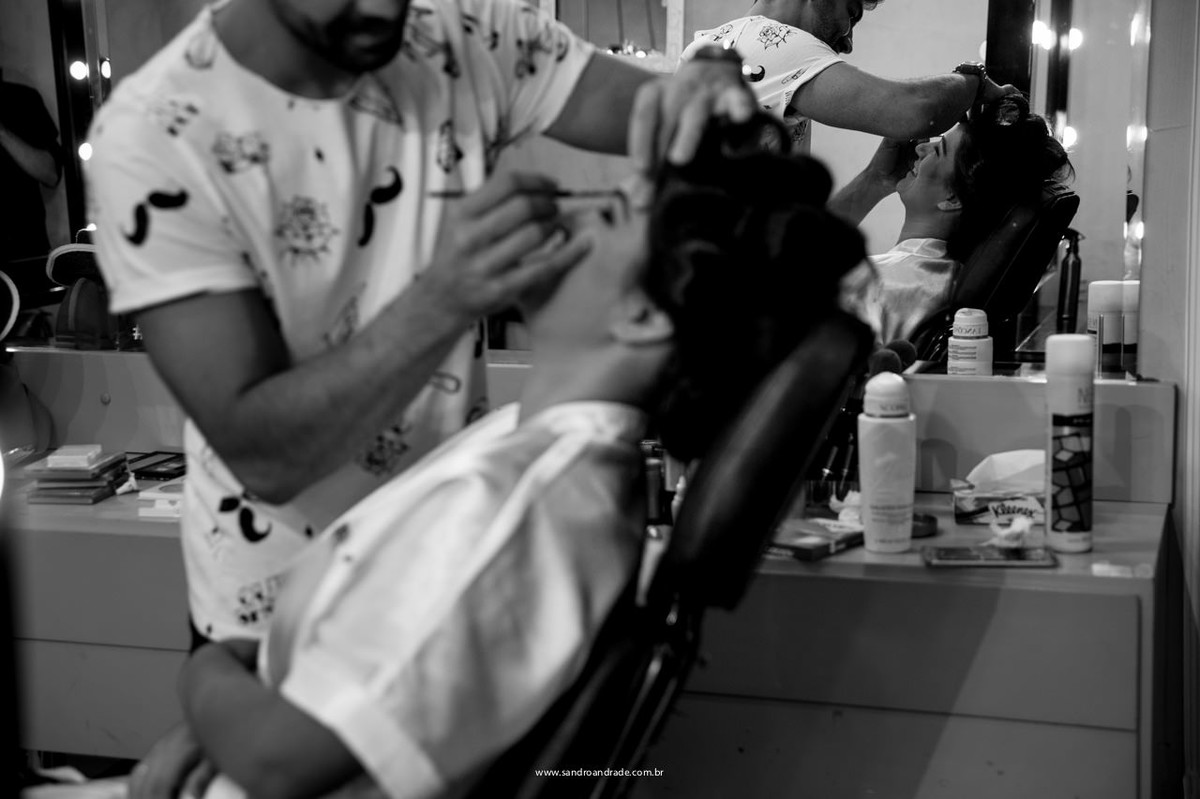 A noiva começa sua maquiagem