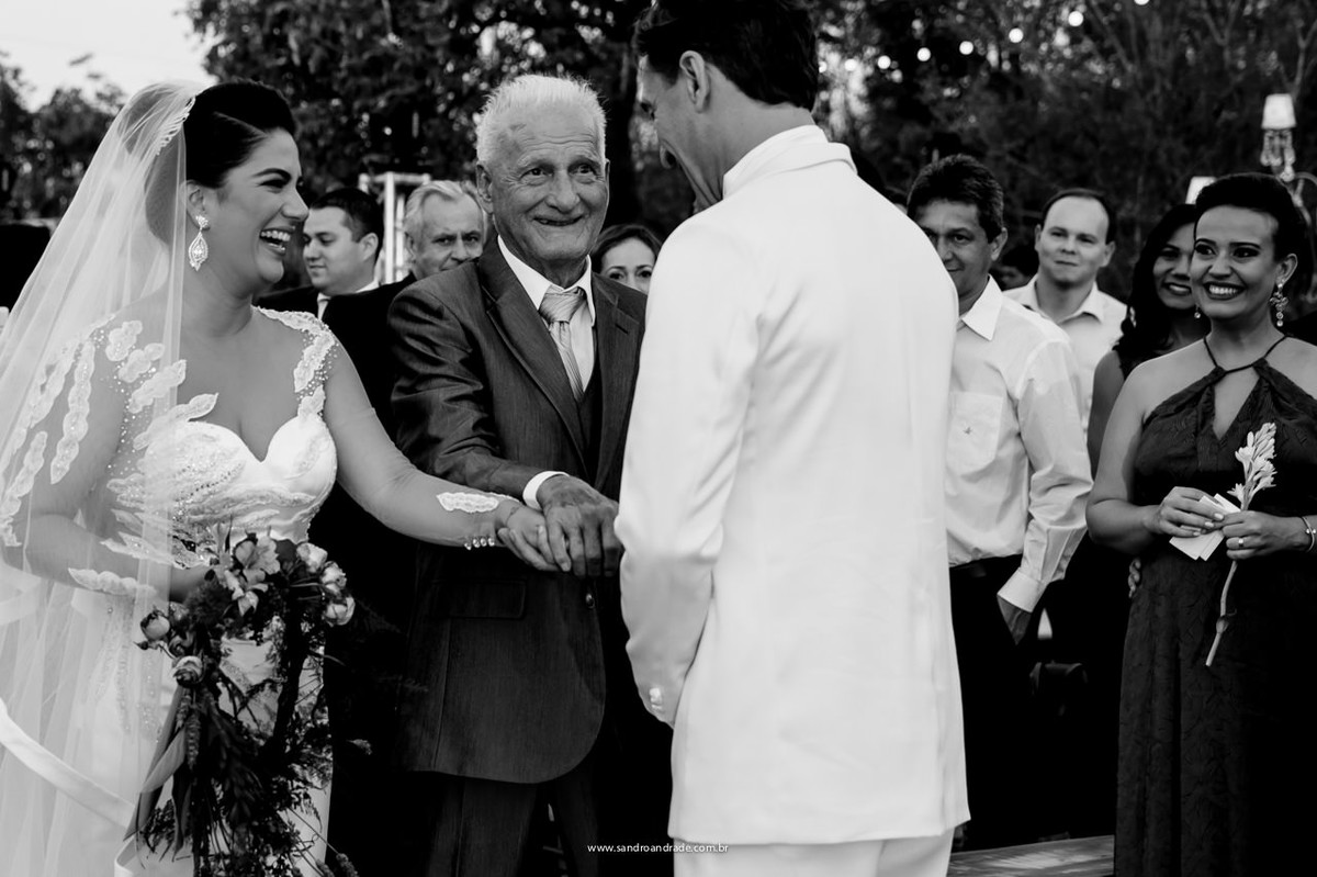 Pai da noiva entrega sua filha ao amor de sua vida, o homem que ela escolheu para amar