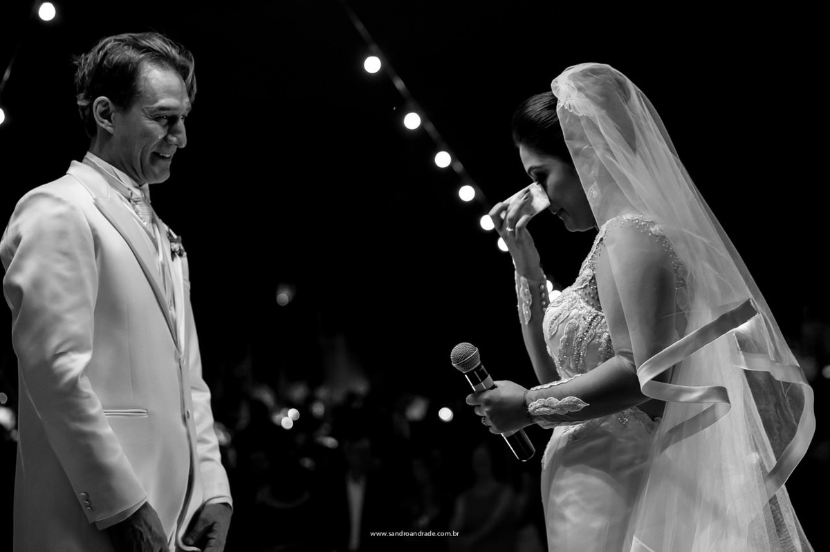 a noiva emocionada com as palavras de seu amado esposo