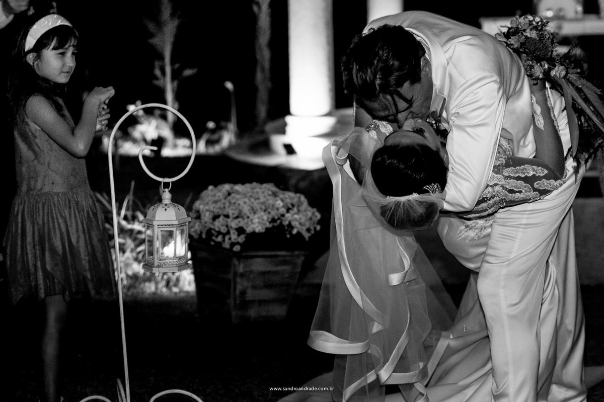 o noivo pega sua amada, a joga e a beija de surpresa