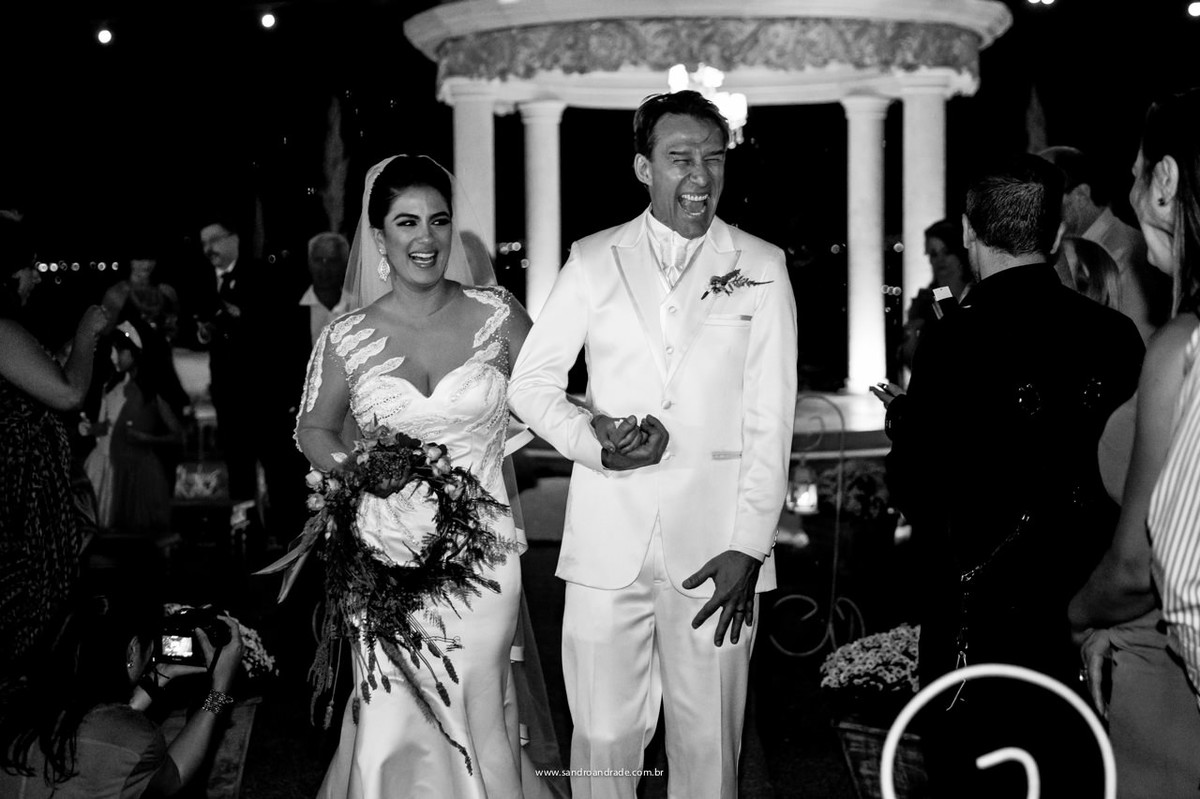 os noivos muito felizes ao final de sua cerimonia religiosa