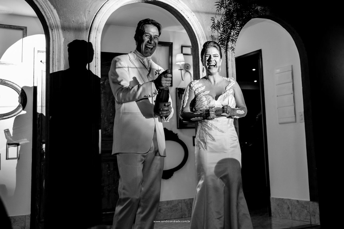 Felizes eles brindam apos os agradecimentos