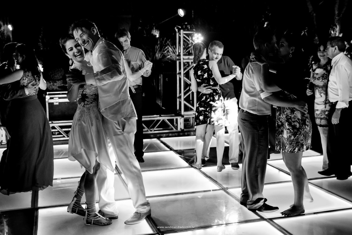 Eles voltam a dançar e assim vão até o final da festa, a tão sonhada e esperada festa de casamento