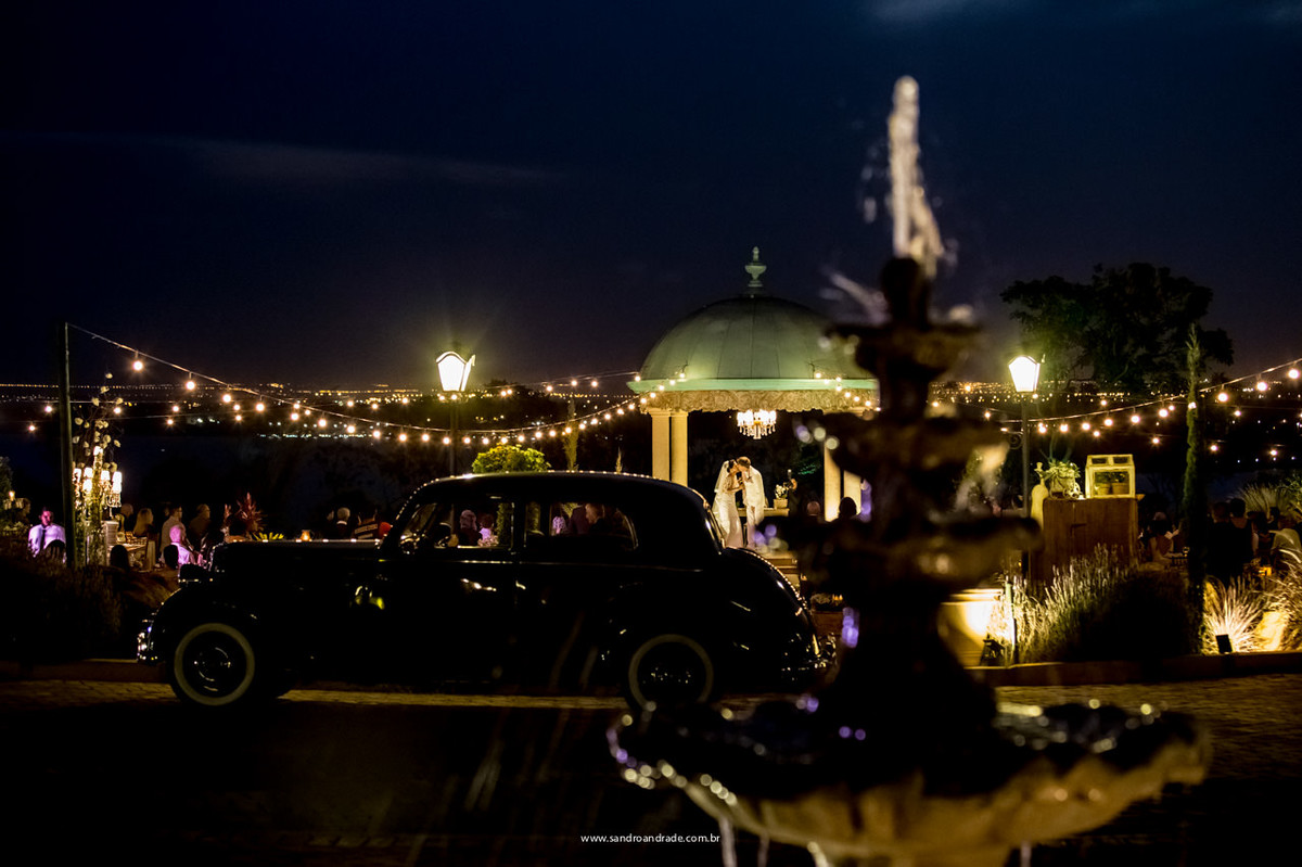 o beijo dos noivos em uma fotografia com muito sentimento e muito amor e criatividade do fotografo sandro andrade